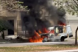 Chamas consomem Fiorino em plena Avenida Paulista, em Rondonópolis; vídeo