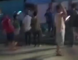 Homem esfaqueia mulher após ser rejeitado e acaba linchado por populares em MT; vídeo