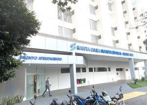 Grávida arremessa seringa contaminada no rosto de técnica na Santa Casa de Rondonópolis