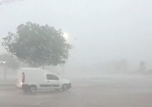 Chuva e ventania avançam com força e causam estragos em Rondonópolis