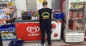 Farmácia de rede famosa em Rondonópolis vendia produtos vencidos e escondia preços