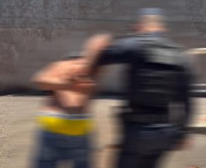 Amostradinho sem capacete tenta fugir da PM e toca terror em Rondonópolis; vídeo