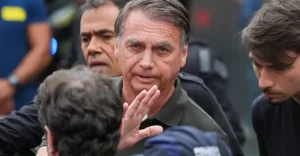 Advogados de Bolsonaro pedem ao STF substituição de pena para prisão domiciliar