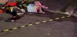 Mulher é assassinada a facadas durante briga com o marido e suspeito vai parar no Hospital Regional; vídeo forte