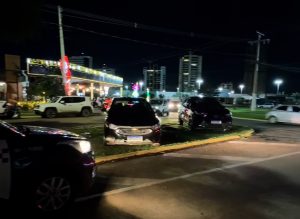 Clientes de bares são multados após transformar canteiro em estacionamento em Rondonópolis