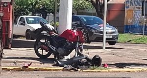 Motociclista fica em estado grave após invadir preferencial e causar acidente com carro em Rondonópolis