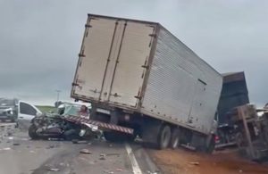 Motorista morre preso às ferragens em grave acidente envolvendo 4 veículos na BR-163; vídeos