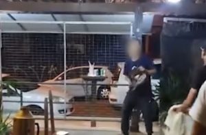 Lunático com motosserra causa pânico em bar e acaba levando surra de clientes; assista