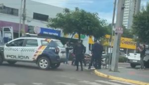 Acidente entre duas motos deixa 1 ferido no cruzamento da Dom Pedro com a Avenida Lions em Rondonópolis; vídeo