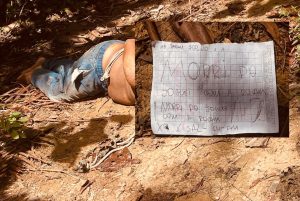 CV tortura homem até a morte e desova corpo com bilhete macabro; imagens fortes