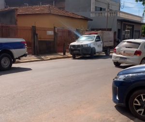 Mistério: Corpo de idoso em decomposição é achado dentro de casa a poucos metros da família em MT; vídeo