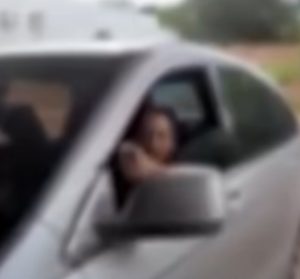 Vídeo mostra ‘surtada’ destruindo loja e casa do ex com carro em Rondonópolis