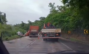 Carreta sem freio colide na lateral de carro, espalha carga e causa transtorno na Serra de São Vicente; vídeo