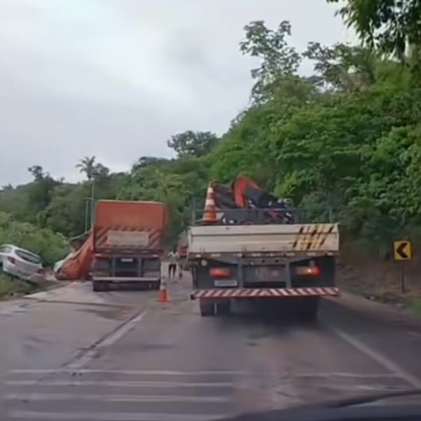Carreta sem freio colide na lateral de carro, espalha carga e causa transtorno na Serra de São Vicente; vídeo