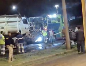 Motorista fica ferido após colisão entre carretas e carro na BR-364 em Rondonópolis; vídeo mostra destruição