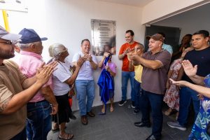 Prefeito Cláudio Ferreira inaugura centro comunitário no Jd. das Flores e homenageia pioneira