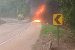 Carreta pega fogo ao tombar e bloqueia a BR-364 na Serra de São Vicente; vídeo
