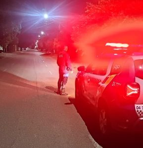 Transtornado promete esquartejar a companheira após chegar bêbado em casa em Rondonópolis