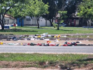 Torcedores deixam rastro de sujeira na Avenida Lions após comemoração pelo título em Rondonópolis