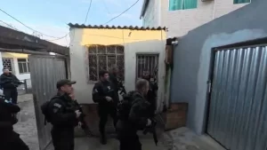 Pastor ‘cai’ em operação após virar braço do CV em esquema de extorsão; religioso já foi preso com granadas