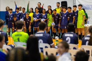 Gestão Cláudio faz entrega de kits esportivos e uniformes para fortalecer polos de projeto e seleções estudantis