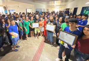 Vereadora Kalynka homenageia alunos da Escola Estadual Domingos por ato de coragem após ataque