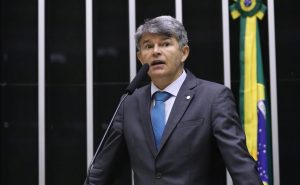 Medeiros assina pedido de prisão domiciliar humanitária para Bolsonaro
