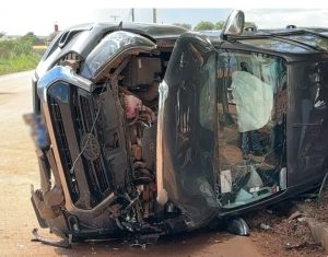 Impressionante: Hilux tomba e fica destruída após colidir com veículo em Rondonópolis