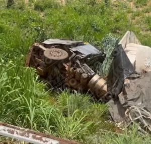 Carreta desgovernada despenca em ribanceira e motorista fica ferido na Serra da Petrovina
