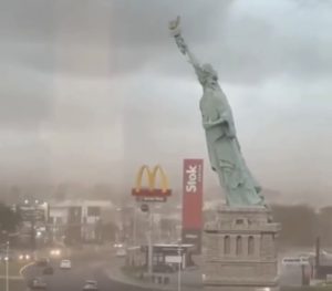 Vídeo mostra estátua da Havan despencando durante ventania de 90km/h