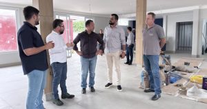 Cláudio Ferreira intensifica fiscalizações e vistoria reforma da UPA de Rondonópolis