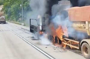 Motorista escapa da morte após carreta pegar fogo na Serra de São Vicente; vídeo