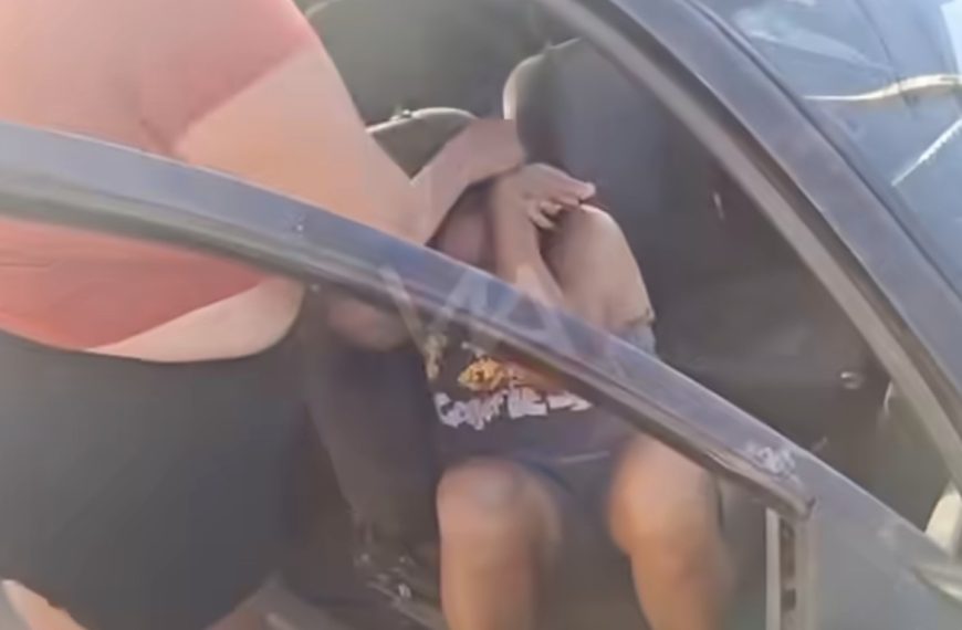 Vídeo mostra esposa surrando amante do marido no meio da rua; ‘filma a cara do artista, pode filmar’