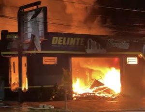 Loja de pneus é atingida por incêndio e fica destruída em Rondonópolis; vídeos