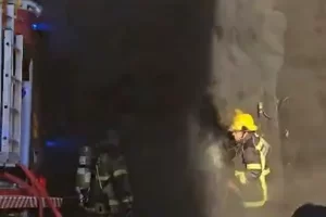 Explosão impressionante em supermercado deixa bombeiros feridos; assista