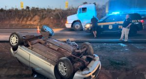 Vídeos mostram carro capotado após forte colisão na BR-364; crianças estariam no veículo