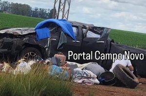 Cinco pessoas da mesma família ficam feridas em capotamento de Hilux na BR-364; vídeo