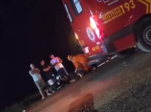 Jovem morre tragicamente ao colidir na traseira de carreta de lixo na BR-364; vídeo