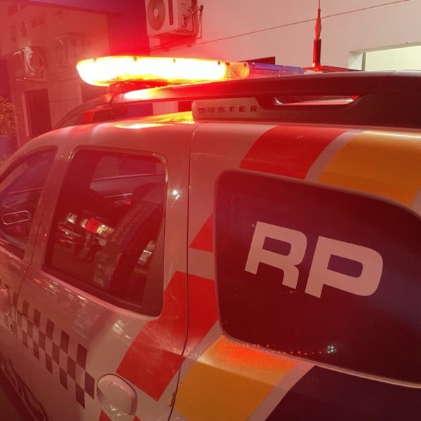 Mulher é enforcada e chutada pelo marido; criança salva a mãe ao ligar para a PM em Rondonópolis