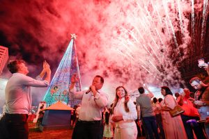 Cláudio Ferreira comanda ‘acender das luzes’ de árvore de Natal gigante