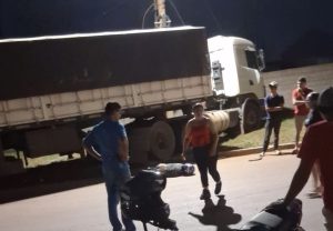 Motociclista morre na hora após colisão fortíssima com caminhão em Rondonópolis; vídeo