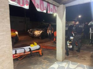 Jovem leva “balaços” de motoqueiro dentro de bar e acaba em estado grave no Hospital Regional