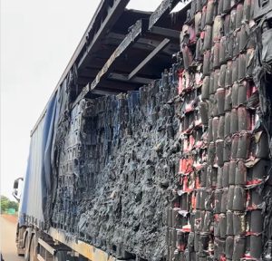 Carreta carregada de cerveja é consumida pelas chamas na BR-364 entre Cuiabá e Rondonópolis; vídeo