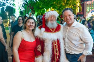 Papai Noel recebe famílias todos os dias na Vila do Natal em Rondonópolis