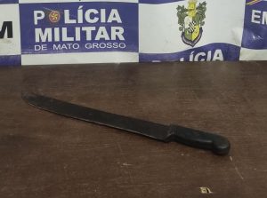 Noite de terror: marido ameaça matar esposa com facão diante dos filhos em Rondonópolis