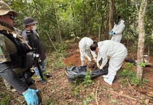 Cemitério de facção é localizado e Polícia Civil encontra corpo sem cabeça em MT; veja vídeos