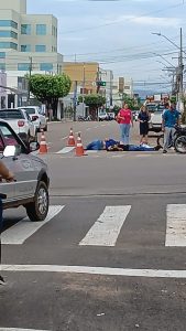 Acidente entre duas motos deixa vítimas feridas estiradas no asfalto em Rondonópolis; imagens