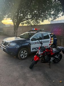 Dupla cai após roubo de moto e acaba entregando esconderijo em matagal de Rondonópolis