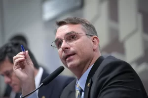 Flávio defende Tarcísio e diz que governador “não é um traidor”