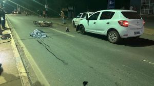 Motociclista morre atropelada por carro e motorista foge em MT; vídeo